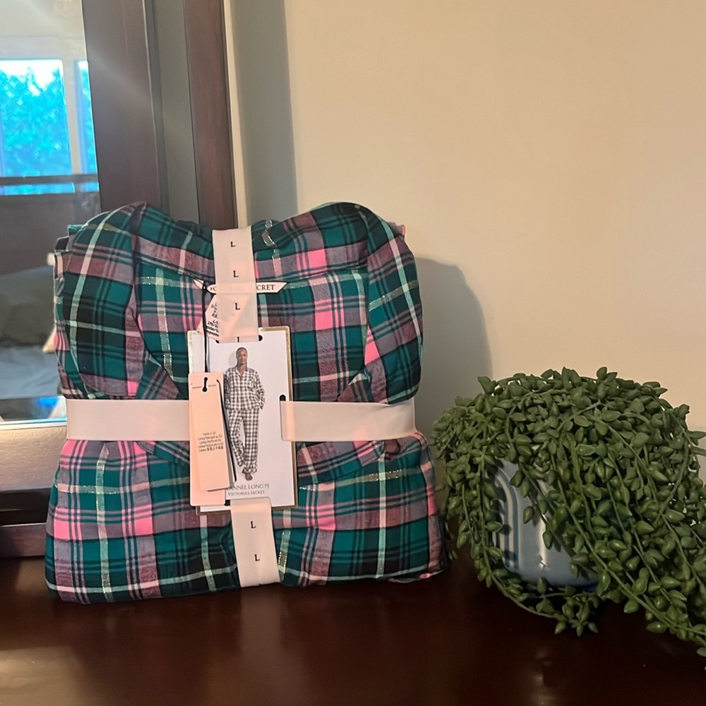 BRAND NEW Victoria Secret Pajama Set